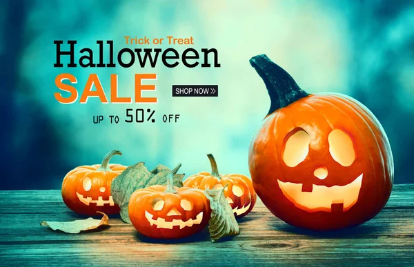 Venta de Halloween con calabazas por la noche — Foto de Stock