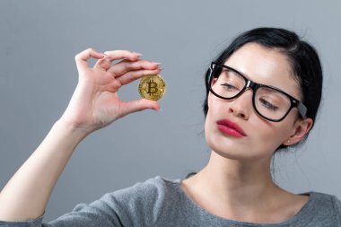 Genç kadın bir altın bitcoin para ile