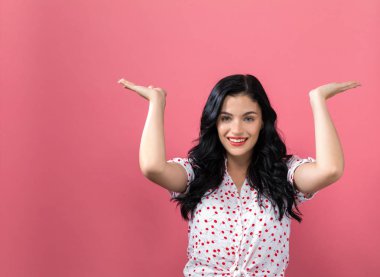 Ulaşan ve yukarı doğru seyir genç kadın