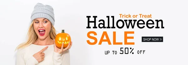 Halloween myynti naisen kanssa, jolla kurpitsa — kuvapankkivalokuva