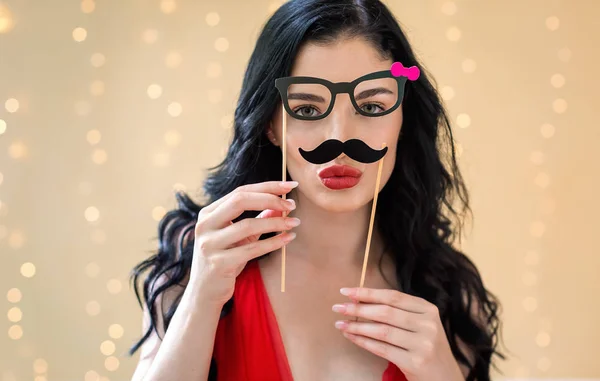 Mujer joven con vasos de papel y palitos de bigote — Foto de Stock