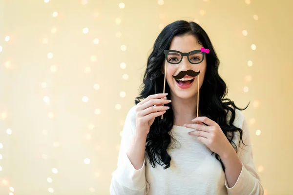 Ung kvinna med papper glasögon och mustasch pinnar — Stockfoto