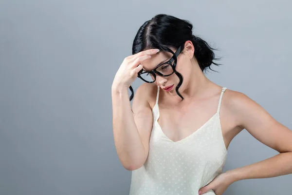 Jonge vrouw lijden aan hoofdpijn — Stockfoto