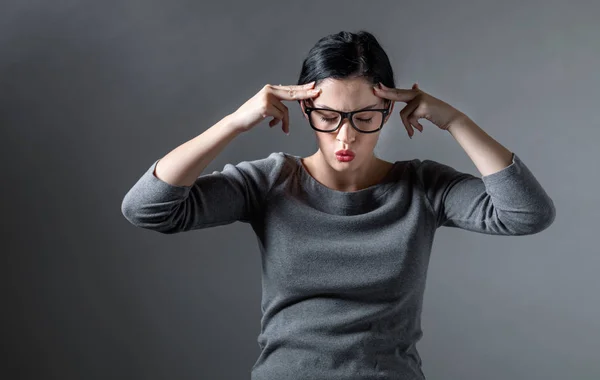 Jonge vrouw lijden aan hoofdpijn — Stockfoto