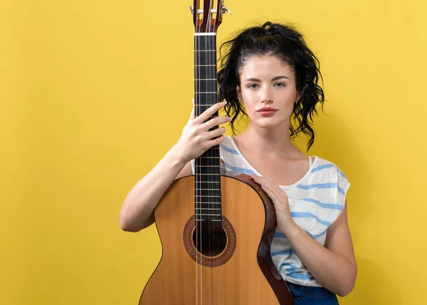 Jeune femme avec une guitare — Photo