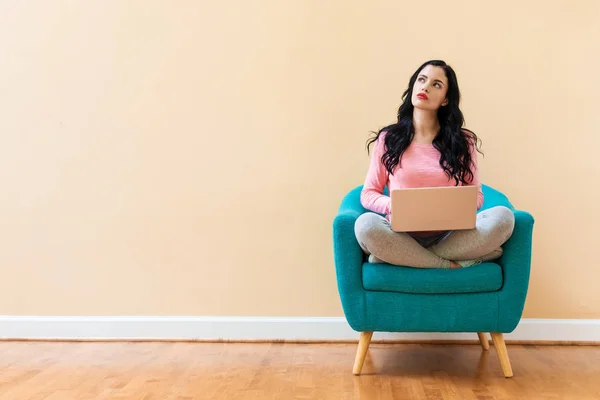 Jeune femme utilisant un ordinateur portable — Photo