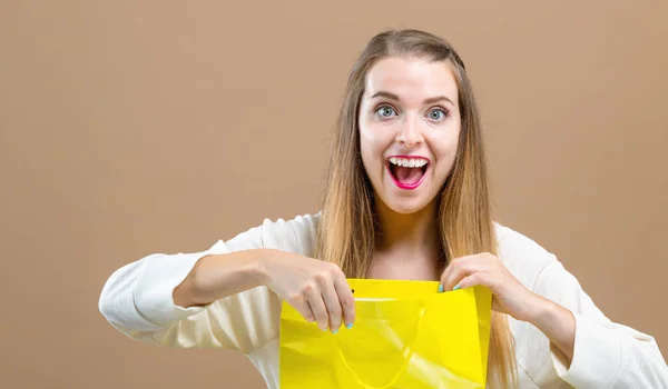 Vrouw met een shopping tassen — Stockfoto