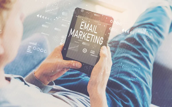 E-mail marketing met man met behulp van een tablet — Stockfoto
