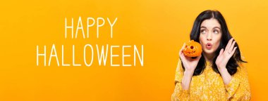 Mutlu Halloween balkabağı tutan kadın ile