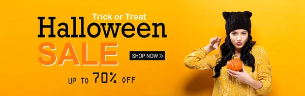 Venda de Halloween com mulher segurando uma abóbora — Fotografia de Stock