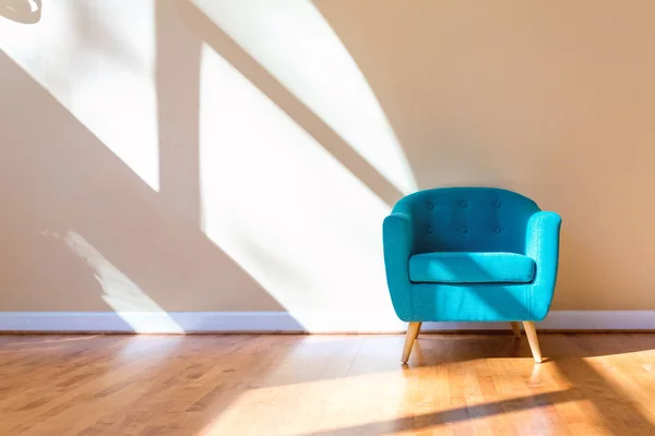 Luxus-Haus mit türkisfarbenem Stuhl — Stockfoto