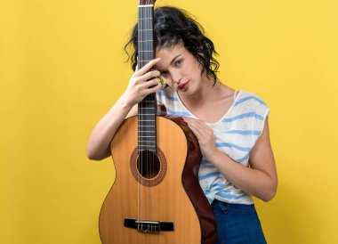 Gitarlı genç bir kadın.