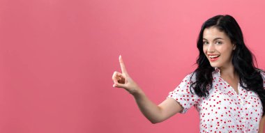 bir şeye işaret eden genç bir kadın