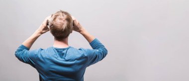 Genç adam bir sanal gerçeklik kulaklık kullanarak