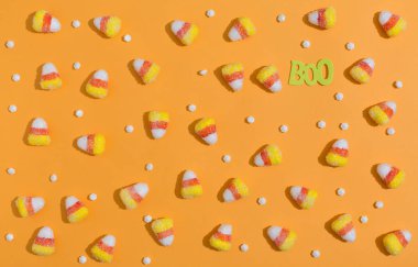 Turuncu arka planda şekerli Cadılar Bayramı teması