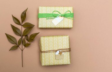 Sonbahar temalı hediye kutuları kahverengi kağıt üzerinde