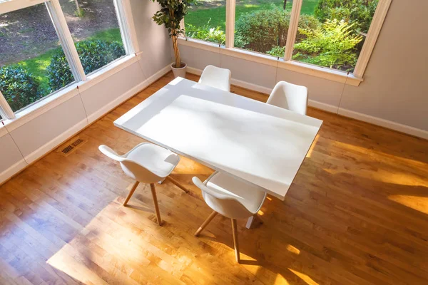 Keuken, eettafel en stoelen lichte interieur — Stockfoto