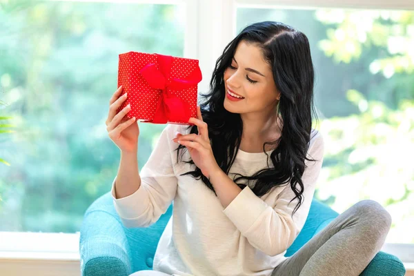 Mujer joven con una caja de regalo — Foto de Stock