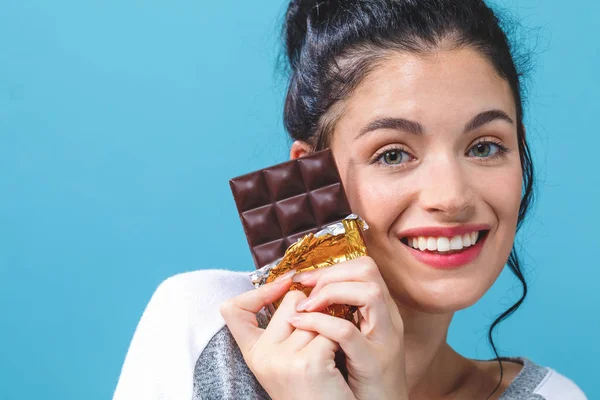 Jonge vrouw bedrijf chocolade — Stockfoto