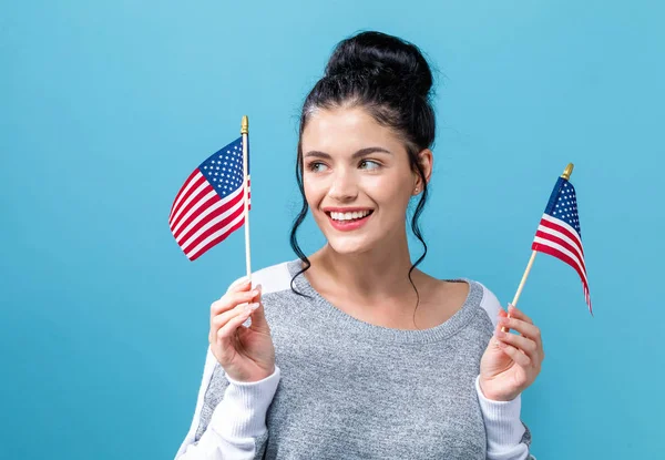 Fiatal nő amerikai zászló — Stock Fotó