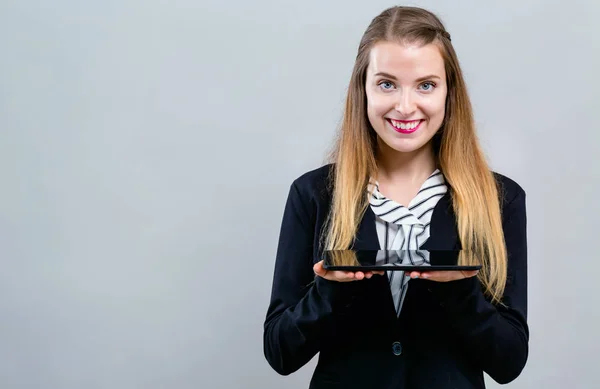 Jonge vrouw met een tablet computer — Stockfoto