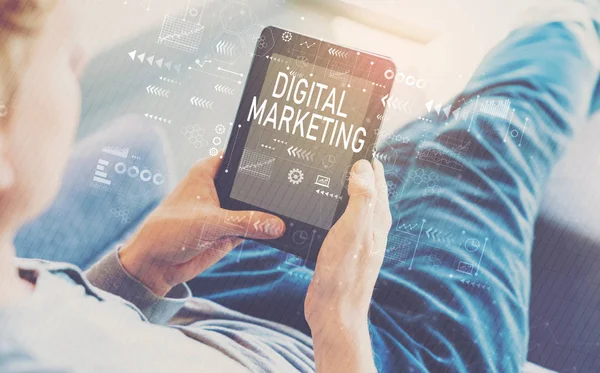 Marketing digital com homem usando um tablet — Fotografia de Stock