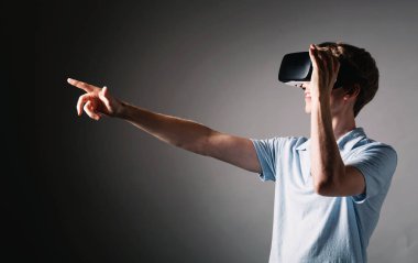 Genç adam bir sanal gerçeklik kulaklık kullanarak