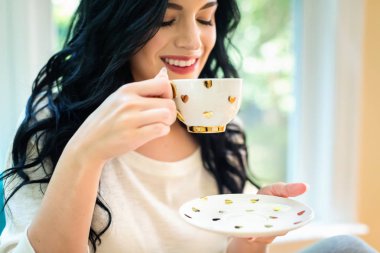 Genç bayan kahve içiyor.