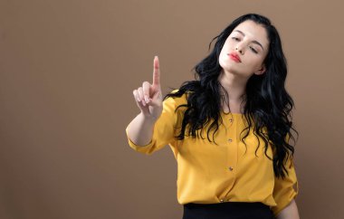 bir şeye işaret eden genç bir kadın