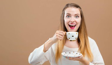 Genç bayan kahve içiyor.