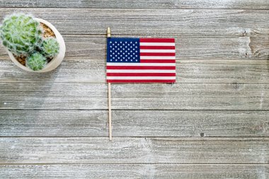 Ahşap masa üzerinde Amerikan bayrağı