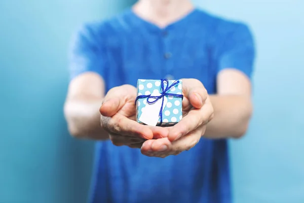 Mann hält Geschenkbox in der Hand — Stockfoto