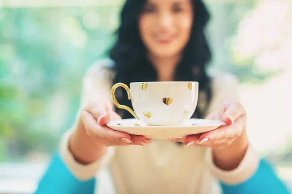 Jovem mulher bebendo café — Fotografia de Stock