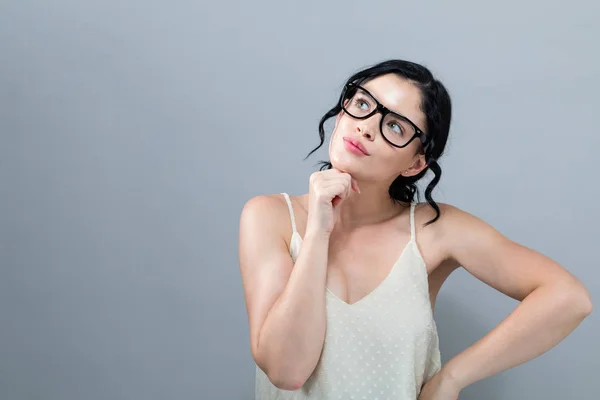 Mujer joven en una pose reflexiva —  Fotos de Stock