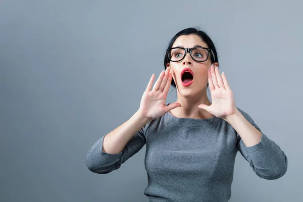 Mujer joven gritando — Foto de Stock