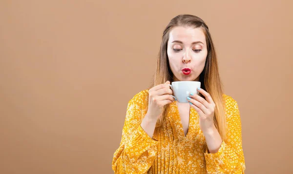 Junge Frau trinkt Kaffee — Stockfoto