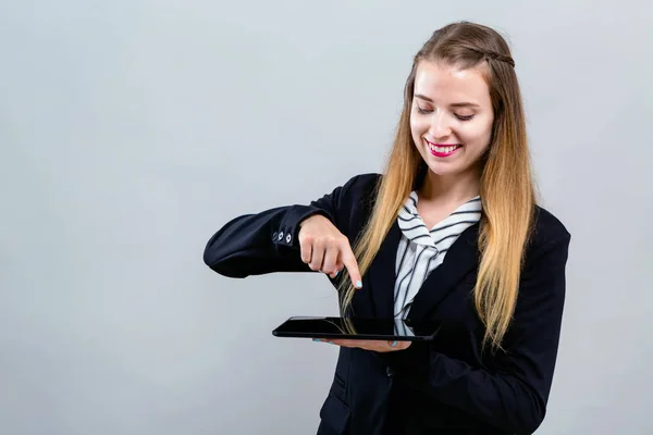Jonge vrouw met een tablet computer — Stockfoto