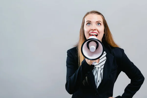 Jovem com um megafone — Fotografia de Stock