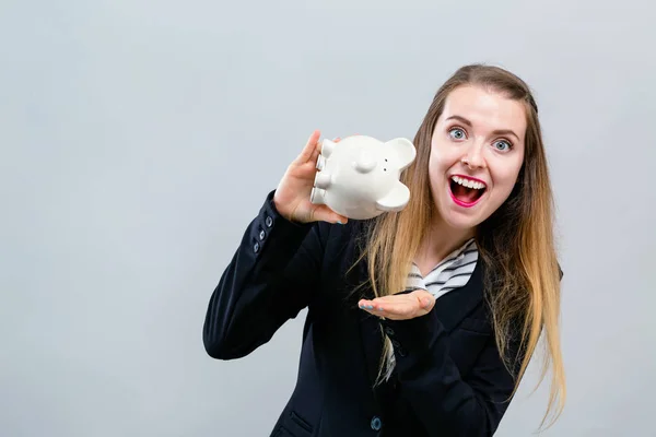 Jonge vrouw met een piggy bank — Stockfoto