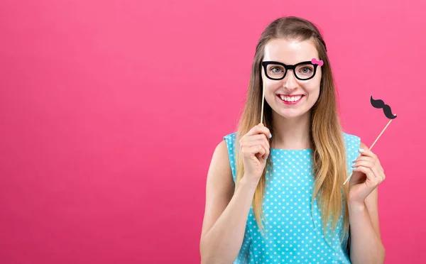 Giovane donna con bicchieri di carta e baffi bastoni — Foto Stock