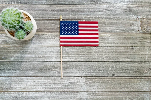 Bandeira americana na mesa de madeira — Fotografia de Stock