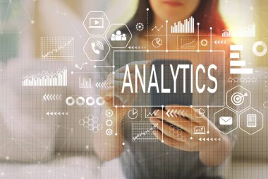 Analytics ile bir akıllı telefon kullanan kadın