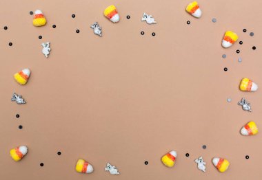 Cadılar Bayramı temalı arka plan sınır kahverengi kağıt üzerinde