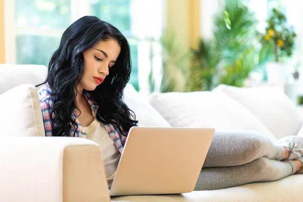 Jonge vrouw met een laptop computer — Stockfoto