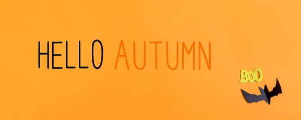 Hola mensaje de otoño con murciélago de papel —  Fotos de Stock