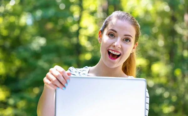 Jonge vrouw met een laptop computer — Stockfoto