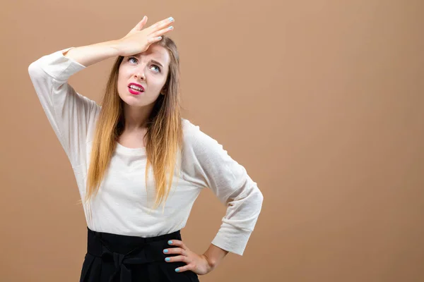 Mujer joven cometiendo un error — Foto de Stock