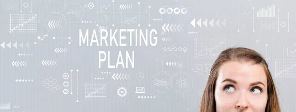Marketingplan met jonge vrouw — Stockfoto