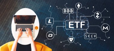 Cryptocurrency Etf tema ile bir dizüstü bilgisayar kullanan kişi