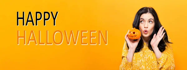 Buon Halloween con donna che tiene una zucca — Foto Stock